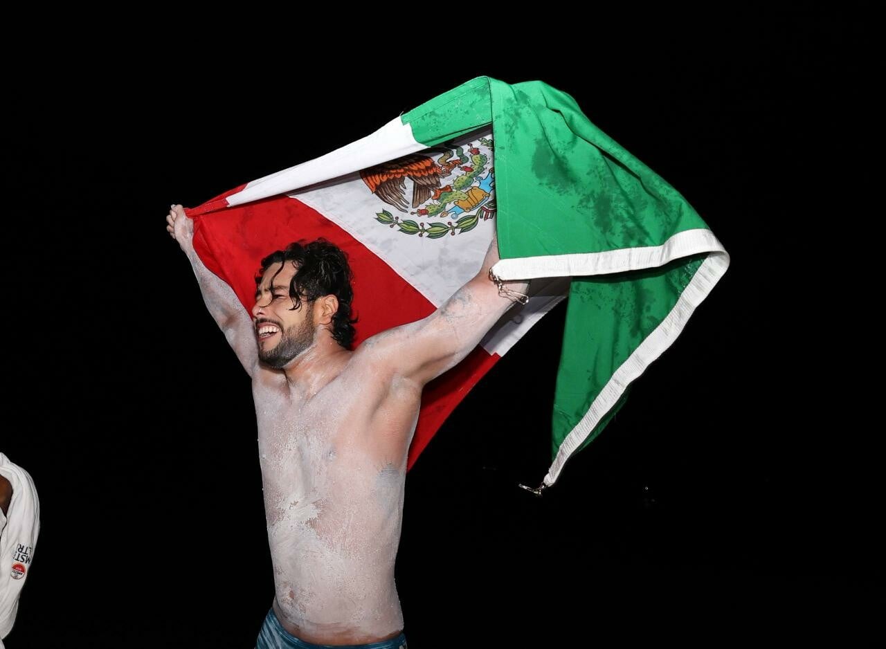 Nadador David Olvera establece récord nacional en aguas abiertas al cruzar de Cozumel a Cancún