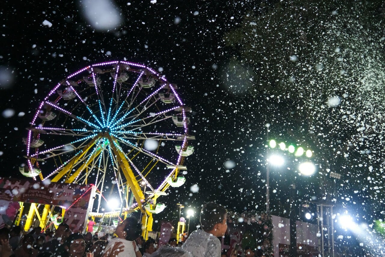 Mara Lezama enciende el árbol y las villas navideñas en Chetumal