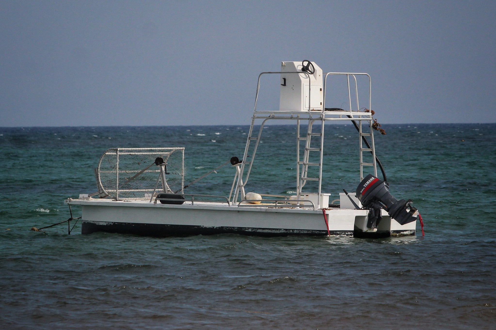 Despliegan en las costas de Tulum dos embarcaciones sargaceras de la Marina para recolectar la macroalga