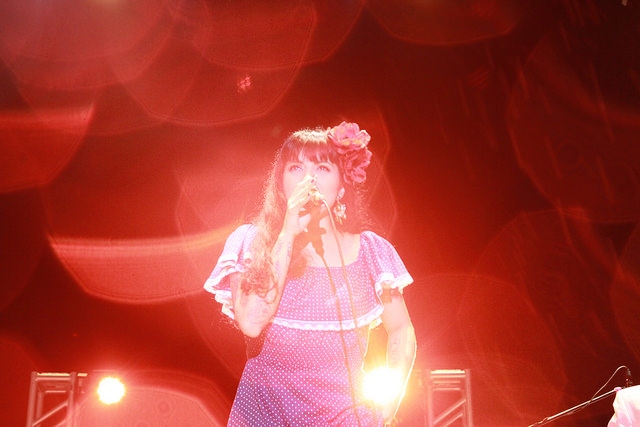 Gallo Negro y Mon Laferte