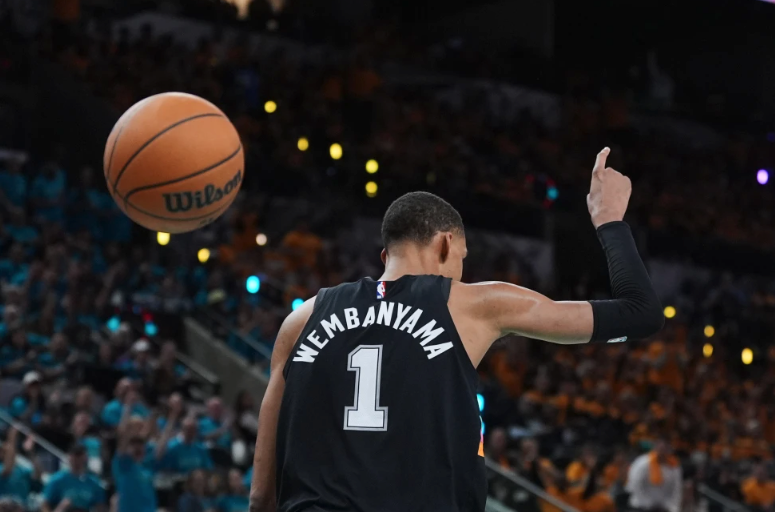 Víctor Wembanyama es elegido por unanimidad Jugador Defensivo del Año de la NBA