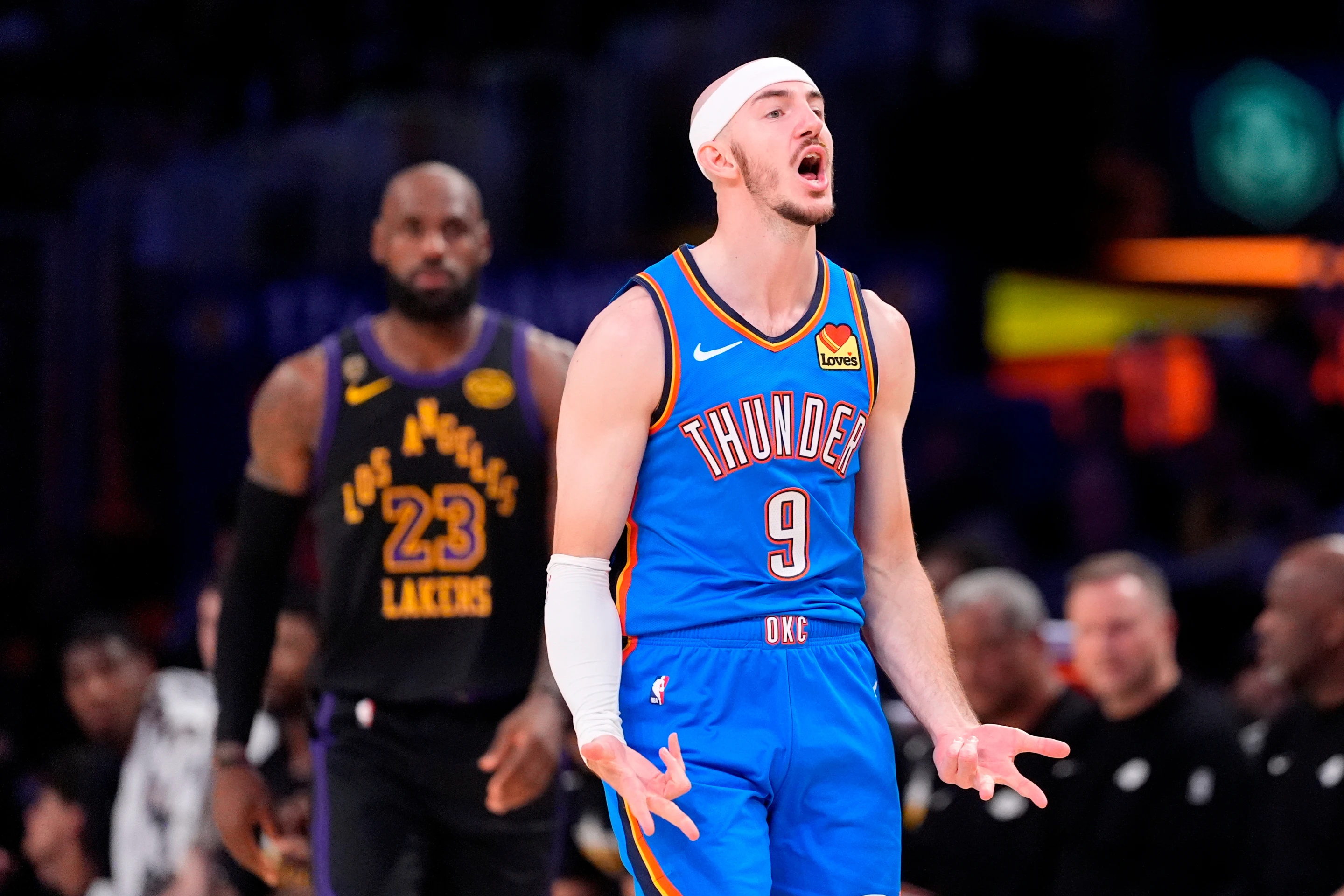 El Trueno barre a los Lakers y avanza con marca de 8-0 en los playoffs de la NBA; el futuro de LeBron James, incierto