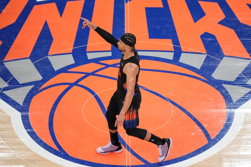Hart anota 26 puntos y los Knicks quedan a dos triunfos de las Finales de la NBA tras vencer 109-93 a los Caballeros