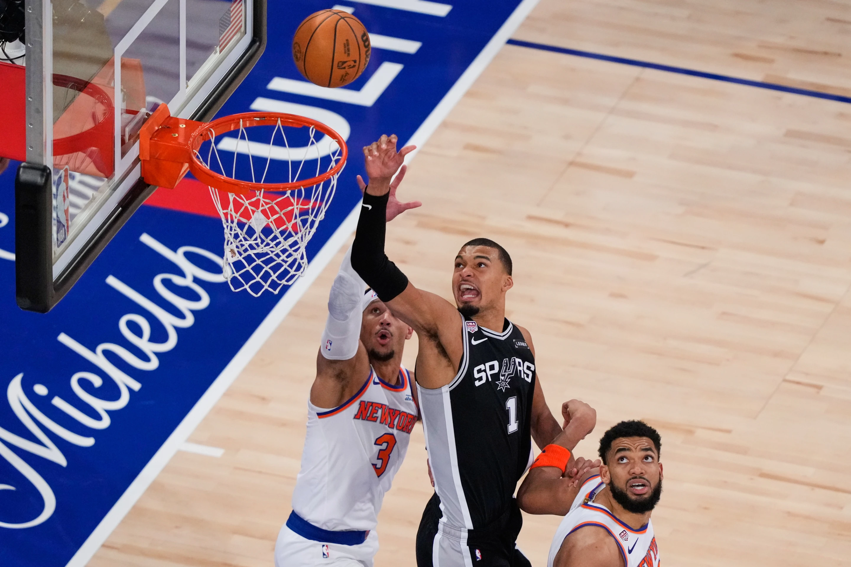 Wembanyama guía a los Spurs a un triunfo por 115-111 que reduce la ventaja de los Knicks en las Finales de la NBA