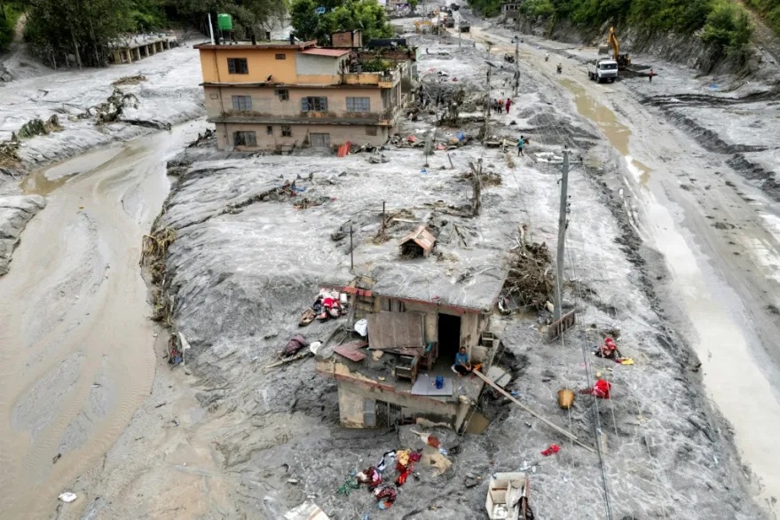 La ayuda llega con dificultades a las zonas devastadas por el deslave en Nepal y China