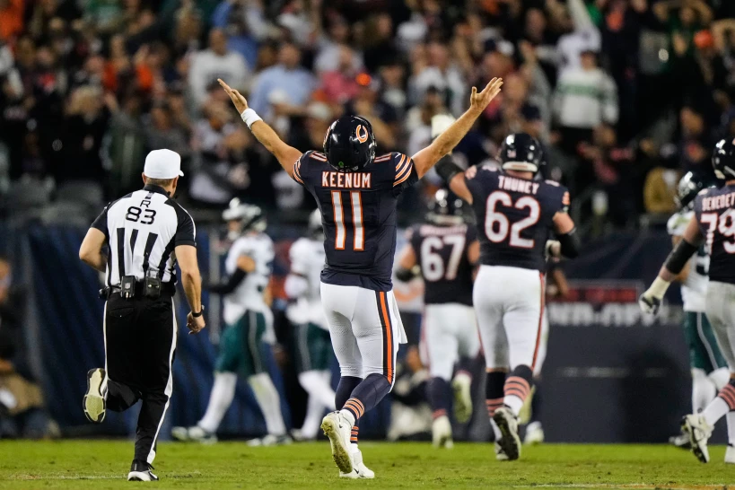 Keenum brilla en su regreso como titular y los Osos vencen 27-7 a las Águilas