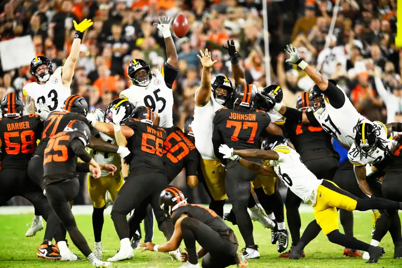 Szmyt convierte gol de campo de 56 yardas y los Cafés vencen a los Acereros: 27-24