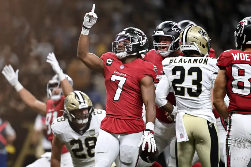 Bijan Robinson domina por tierra y los Halcones vapulean a los Santos