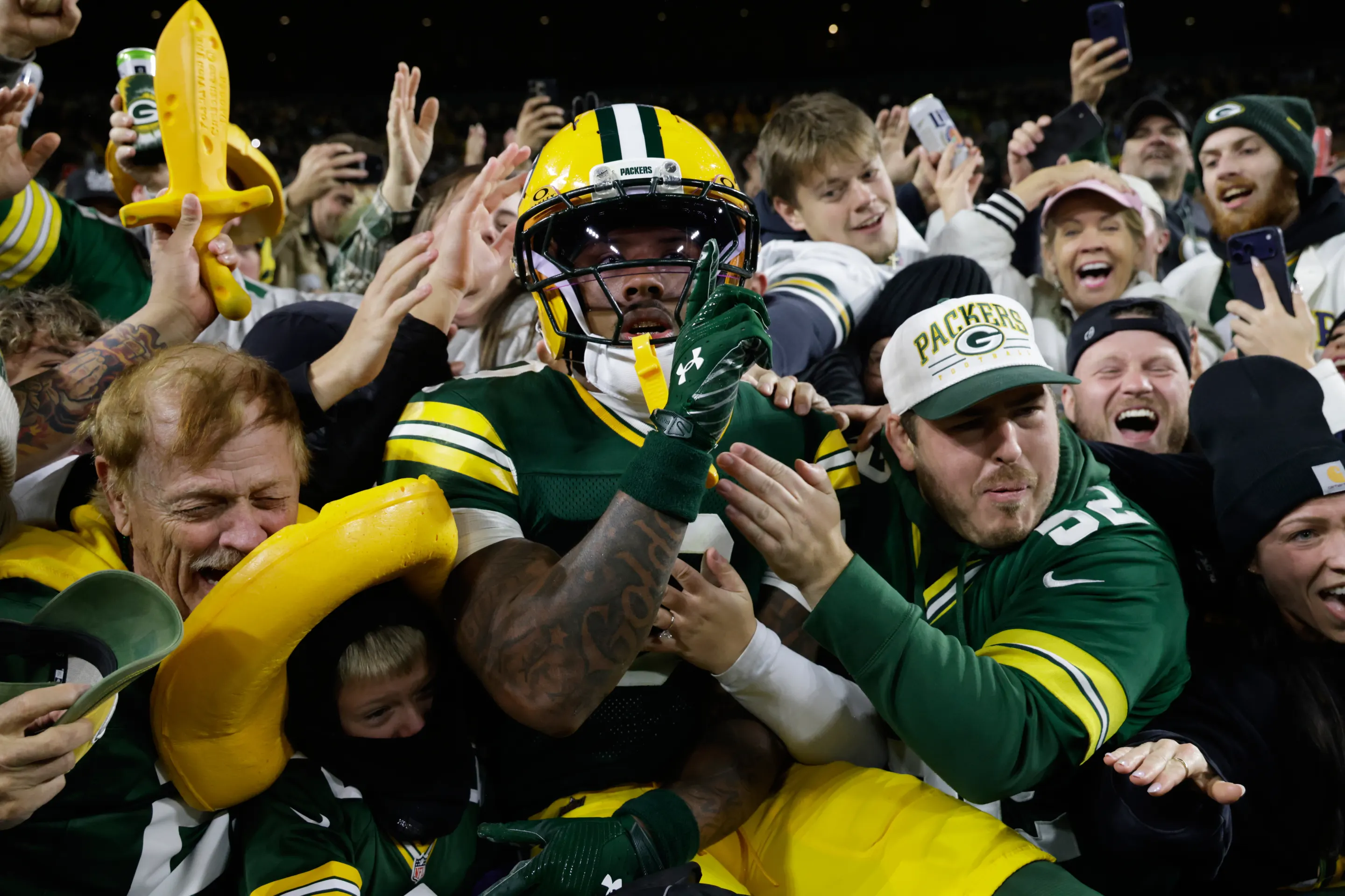 Green Bay se impone 27-19 a Carolina con tres pases de anotación de Love