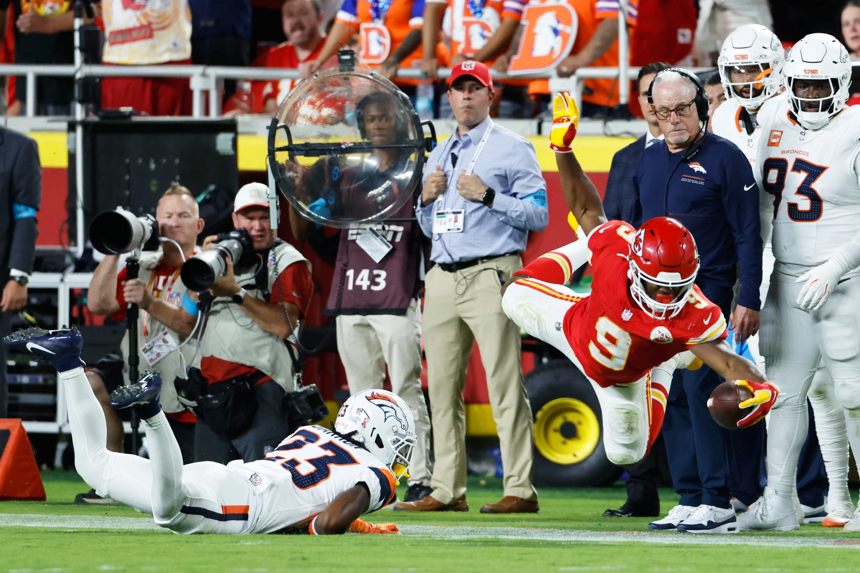 Kenneth Walker III domina por tierra en paliza de los Jefes a los Broncos