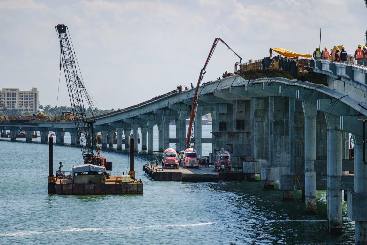Puente Nichupté de Cancún queda totalmente unido; colocan la última estructura