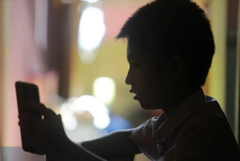 Arranca el debate sobre celulares y redes en escuelas
