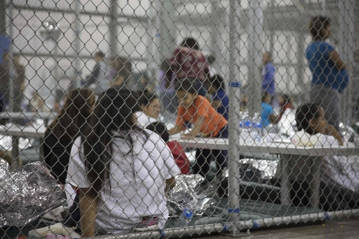 Encarcela gobierno de Donald Trump a más de 6 mil niños migrantes