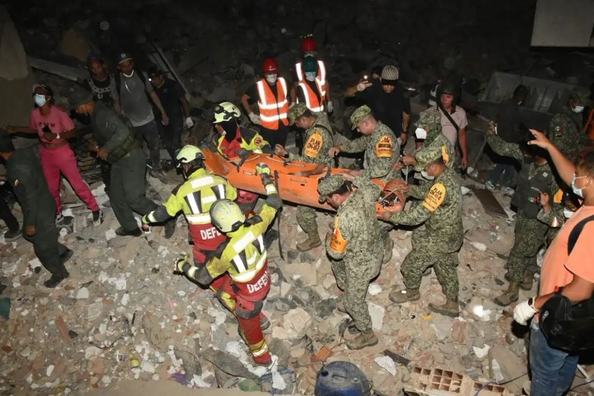 Rescatistas del Ejército mexicano localizaron con vida a un niño atrapado entre las ruinas de Venezuela