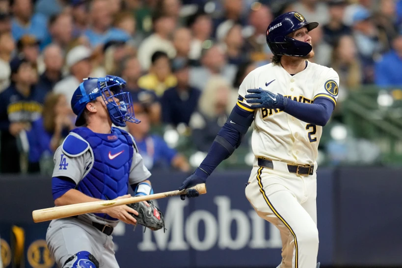 Los Cerveceros pegan primero en la serie de campeonato; Turang batea jonrón y brilla el bulpén