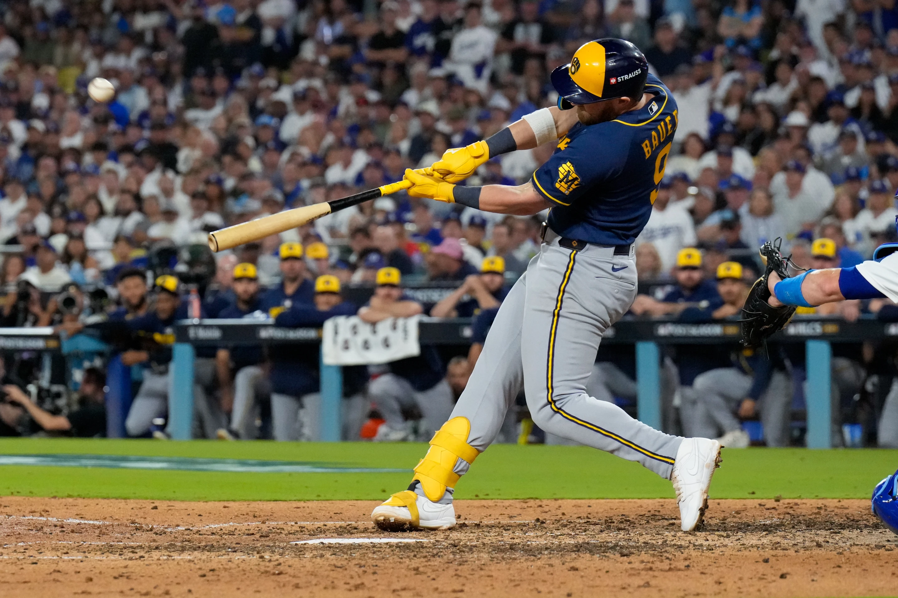Los Cerveceros superan a los Dodgers a base de poder y están a un triunfo de la Serie Mundial