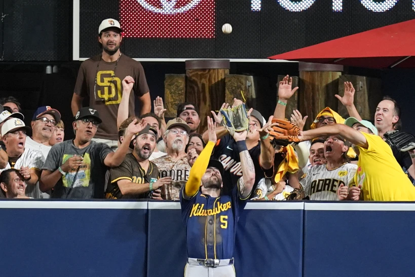 Los Cerveceros, con su beisbol de fundamentos, eliminan a los Padres