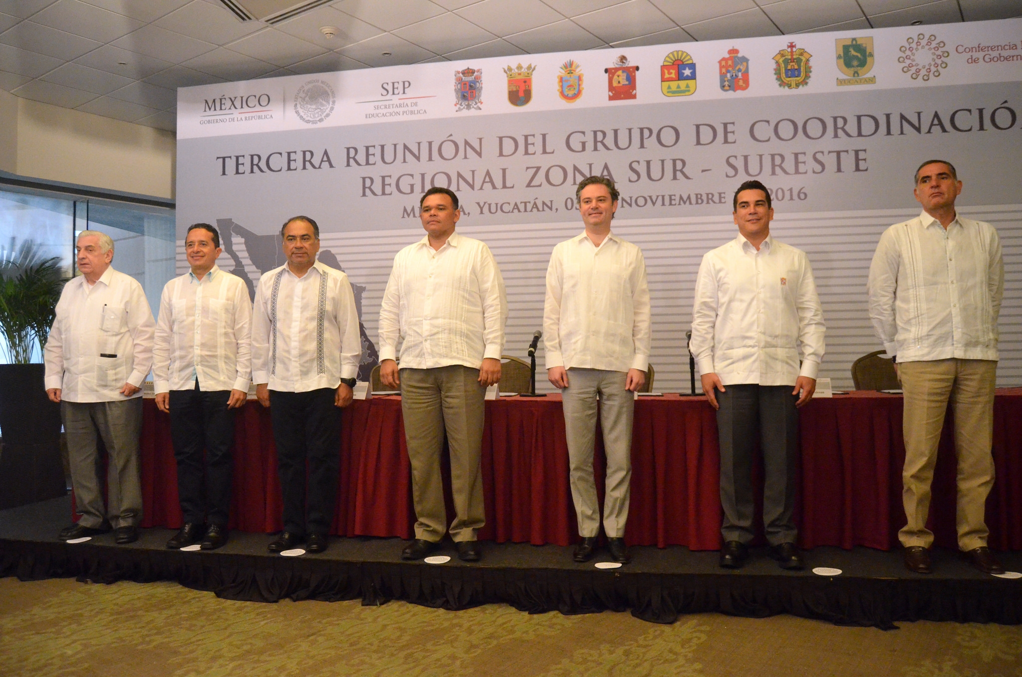 Nuño Mayer, con gobernadores