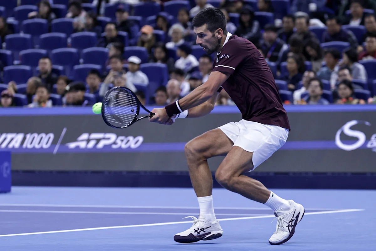 Djokovic iguala récord de Nadal y Sabalenka despide a Zarazúa en Pekín