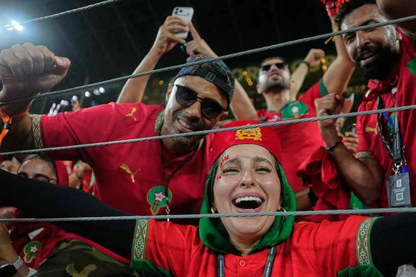 Aficionados mexicanos presionan a Países Bajos, en derrota ante Marruecos en el Mundial
