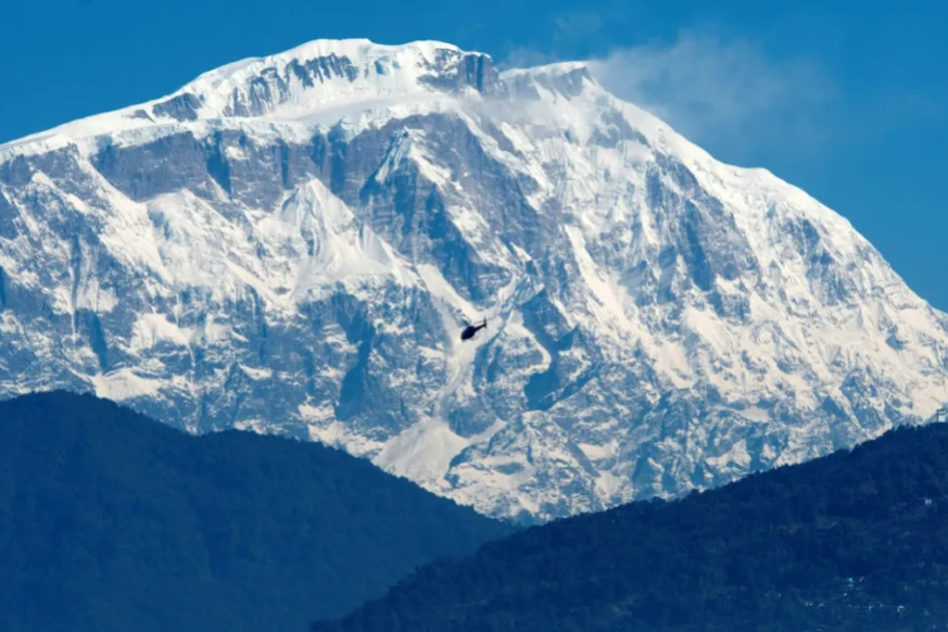 Dos muertos y 14 desaparecidos por la avalancha en una montaña de Nepal