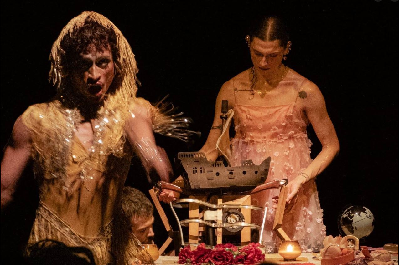 Danza y teatro dan forma a ‘Oasis…’, una experiencia escénica que pone en cuestión el cuerpo, la identidad y el género