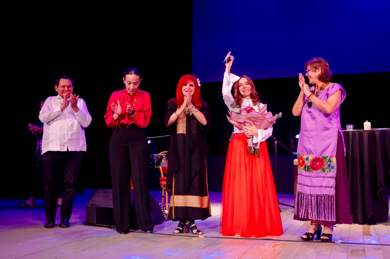 María San Felipe se presenta en el Teatro de la Ciudad Francisco de Paula Toro en Campeche