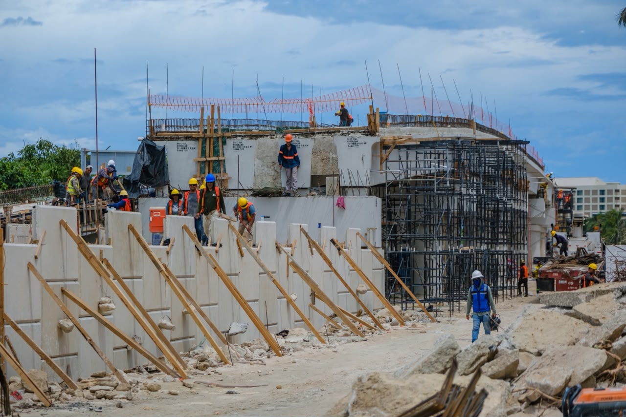 Distribuidor vial Kukulcán, en la zona hotelera de Cancún, registra 70% de avance