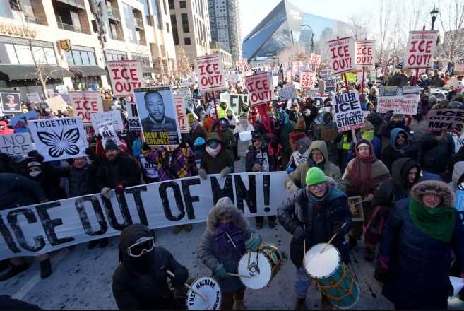 Miles de personas se manifiestan bajo un intenso frío contra redadas migratorias en Minnesota