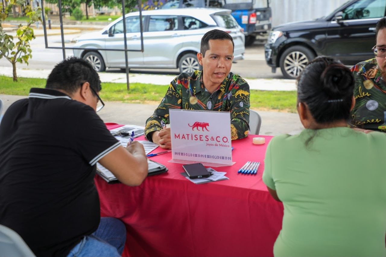 Acercan oportunidades laborales a ciudadanos de Puerto Aventuras con feria del empleo