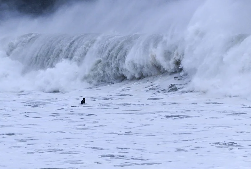 Un muerto y 35 heridos por ola de seis metros de altura en playa de Argentina