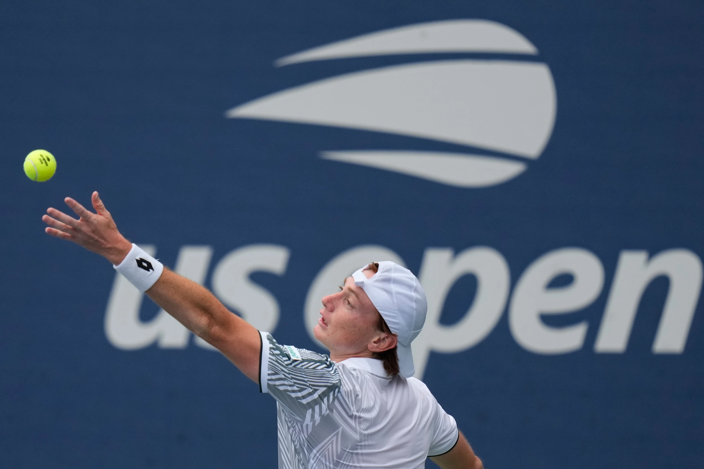 Alcaraz pierde el primer set, pero alcanza la tercera ronda del US Open