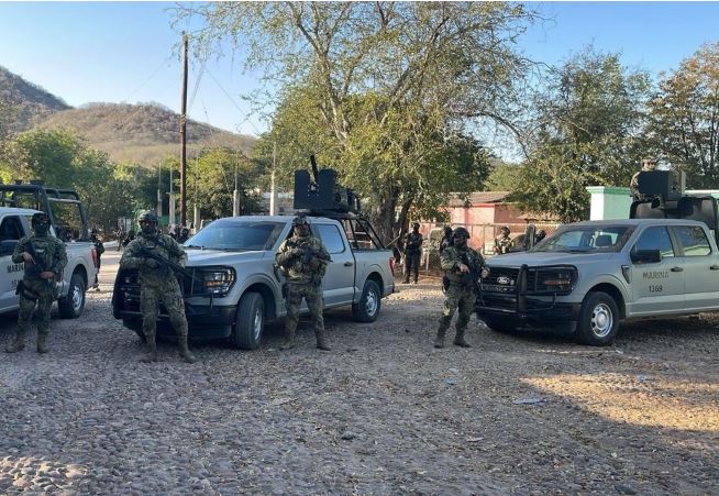 Fuerte operativo militar con helicópteros mantiene sitiada comunidad al sur de Culiacán