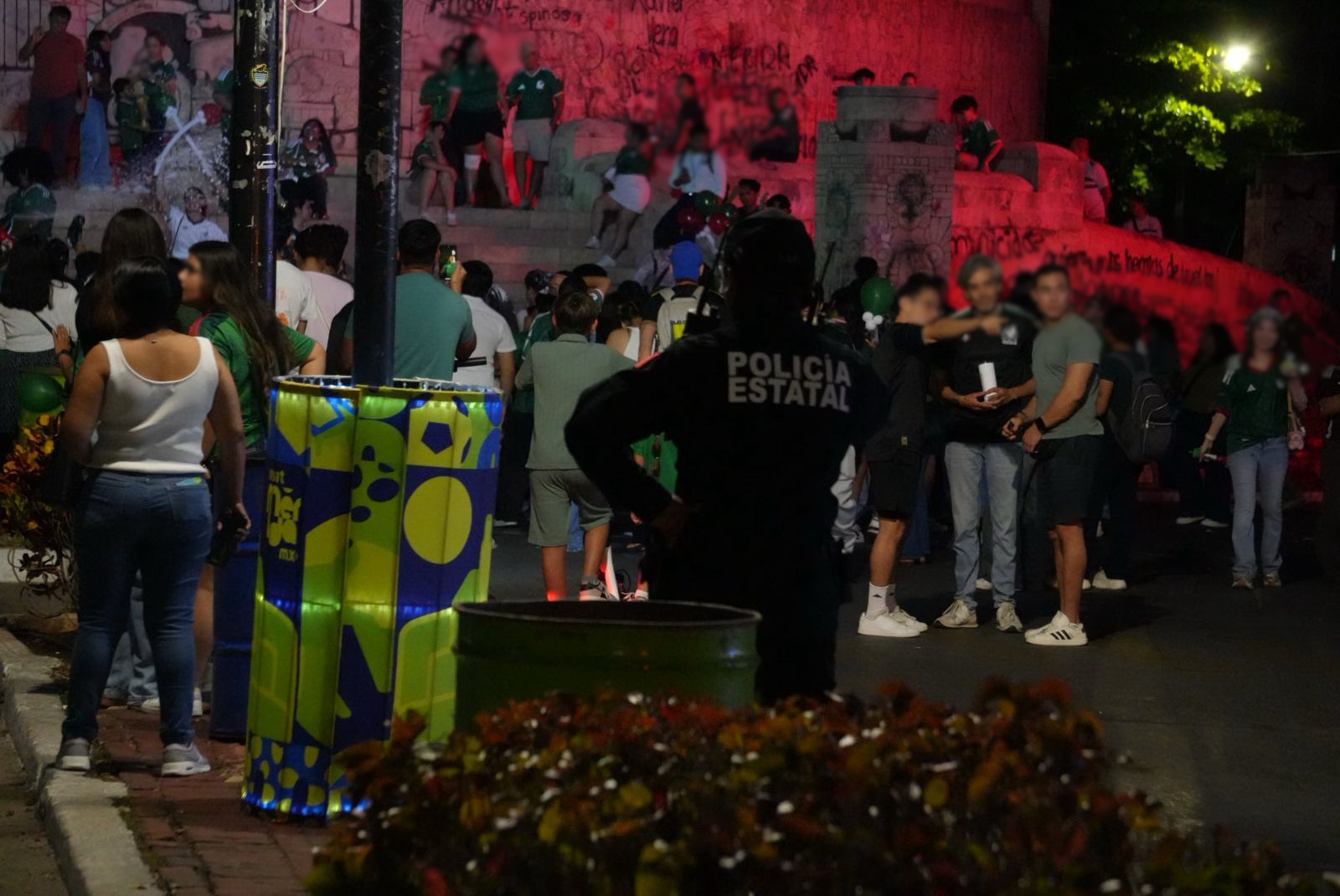 Más de mil 500 personas celebran a la Selección Mexicana en el Monumento a la Patria