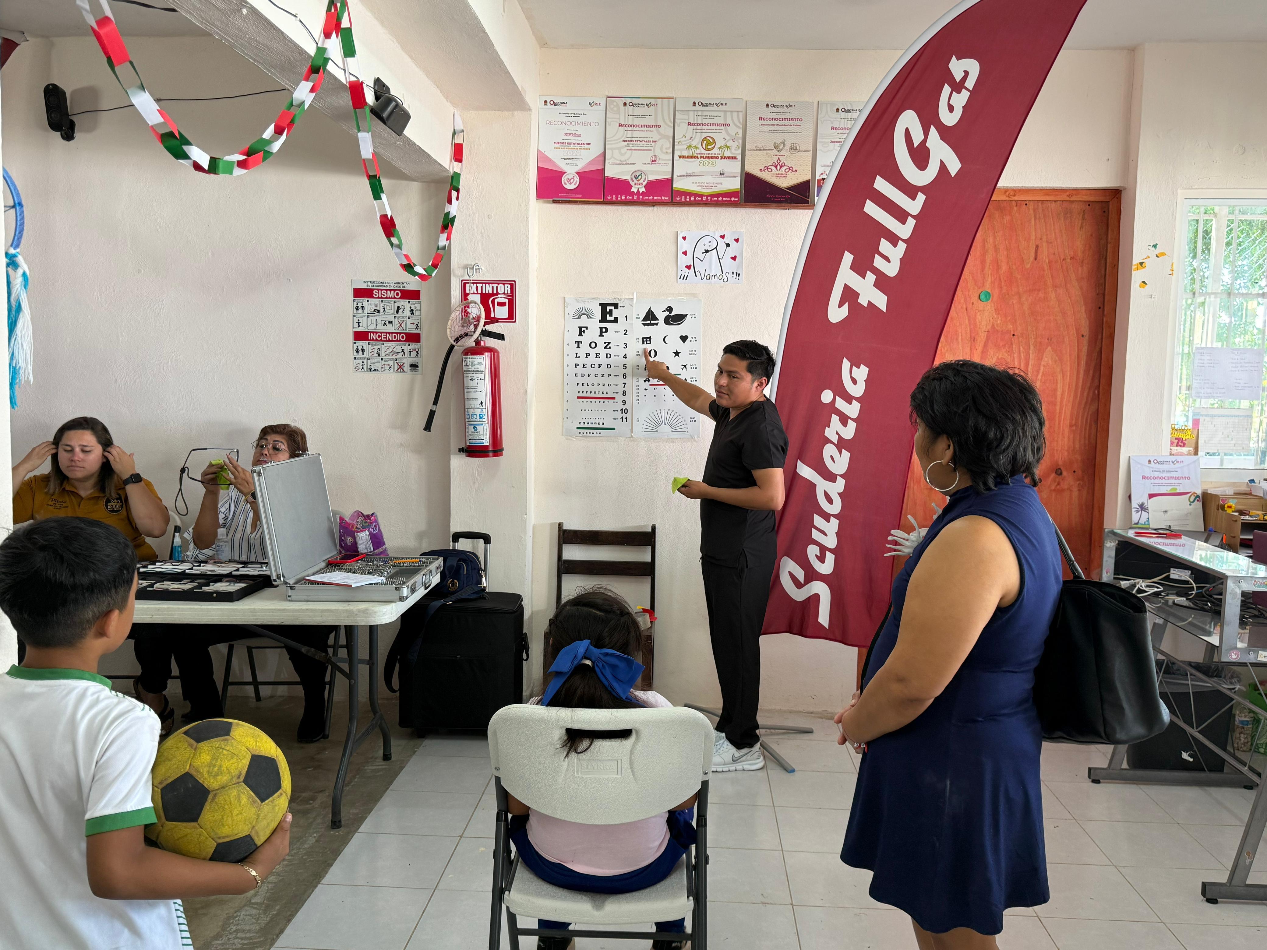 Entregan lentes a niñas y niños de Tulum con debilidad visual