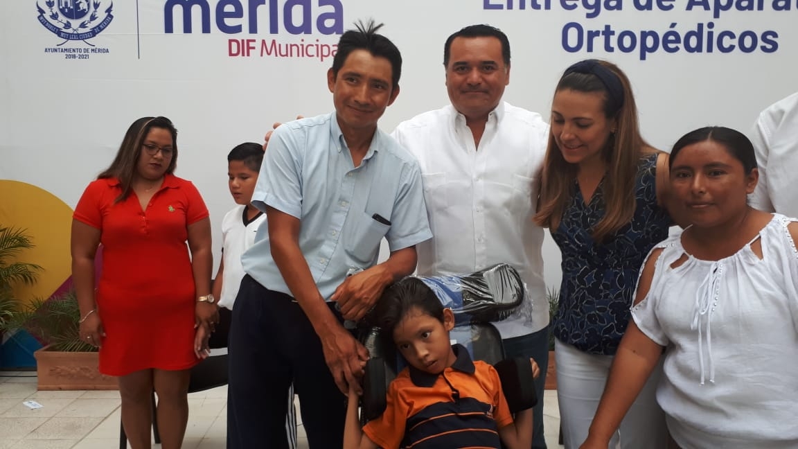 Entrega alcalde de Mérida aparatos ortopédicos a niños con discapacidad