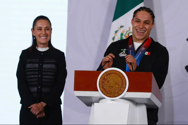 Medallistas acompañan a Sheinbaum tras récord en Centroamericanos; anuncian que se premiarán todas las preseas