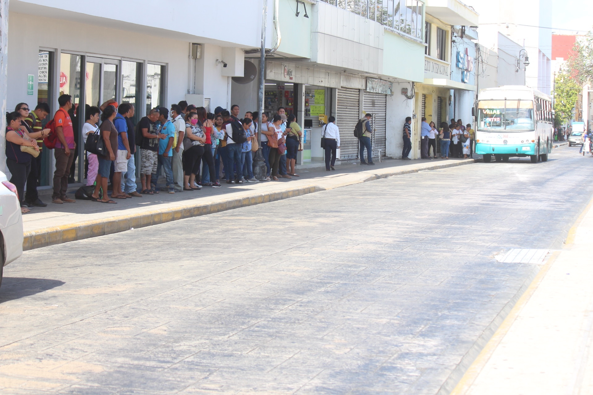 Pese a medidas de contingencia, paraderos registran largas filas