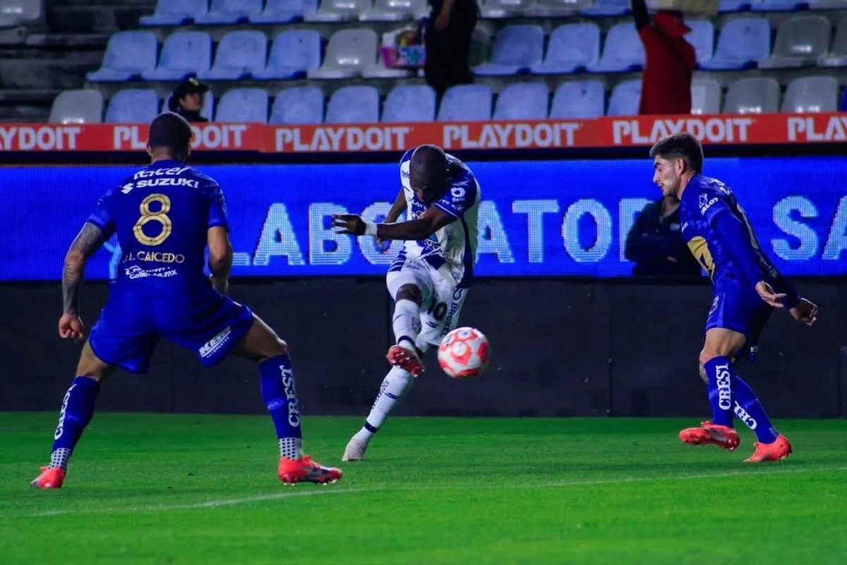 Comienza una restructura en los Pumas, salen Mejía Barón y Eduardo Saracho