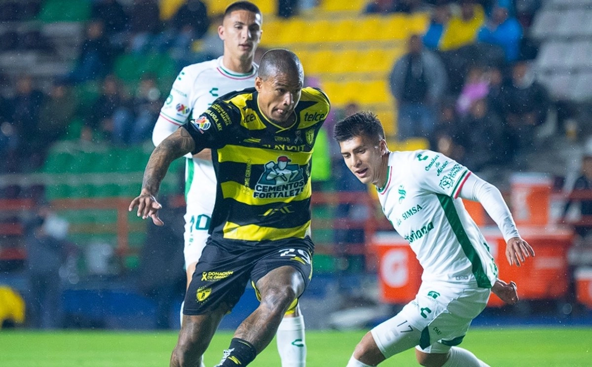 Pachuca golea a Santos y se acerca a la cima