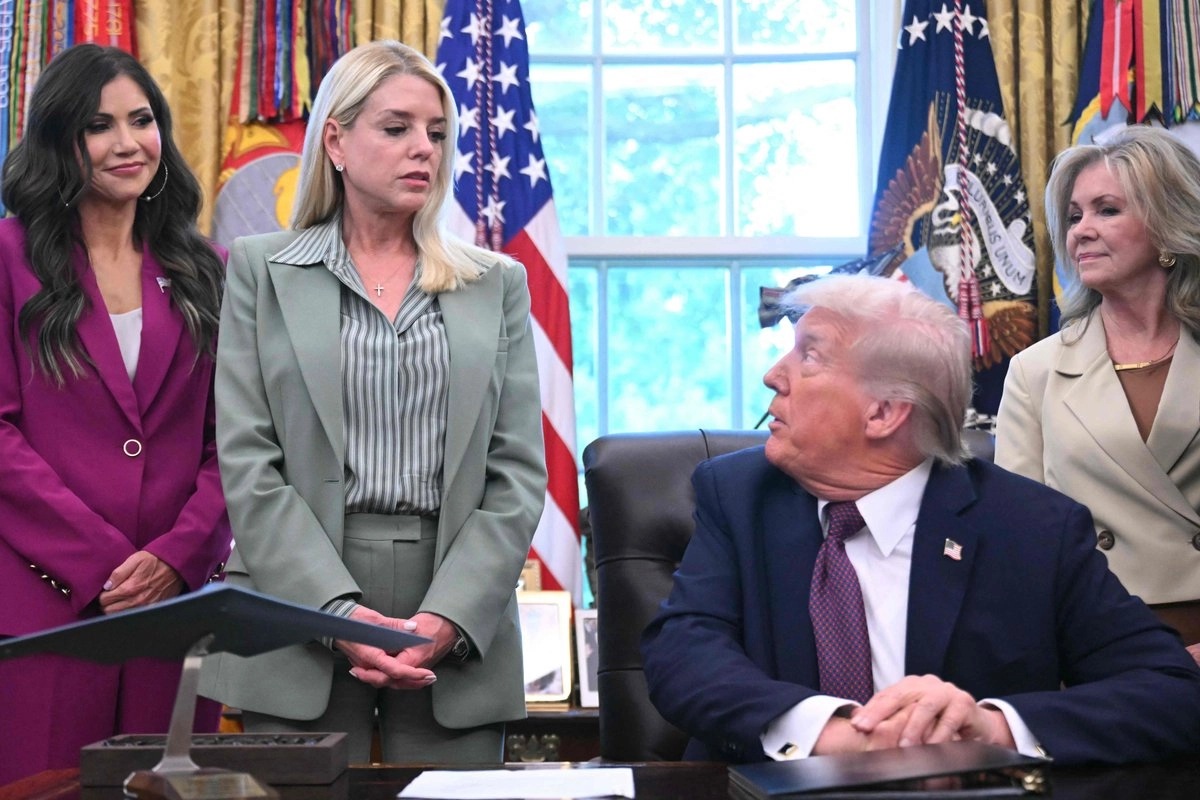 Trump remueve a Pam Bondi de la fiscalía general de EU