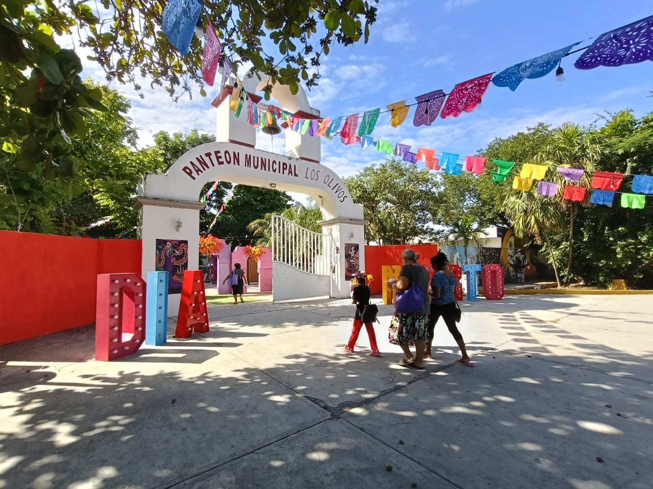 Cancunenses llenan de vida los panteones