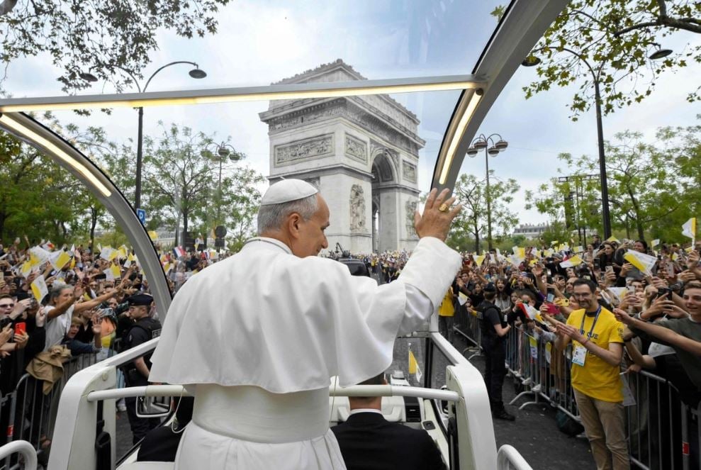 Papa León reúne a 800 mil personas en una multitudinaria misa en los Campos Elíseos de París