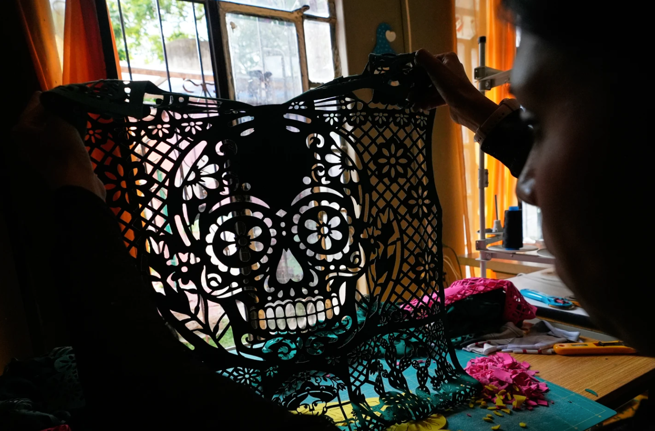 Diseñador mexicano convierte camisetas de futbol en un homenaje a la cultura nacional
