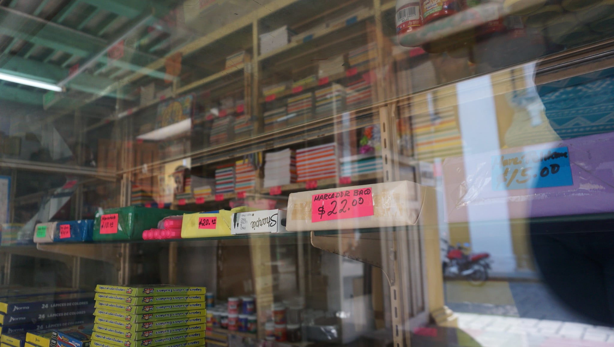 Cierran papelerías por impago de Pemex