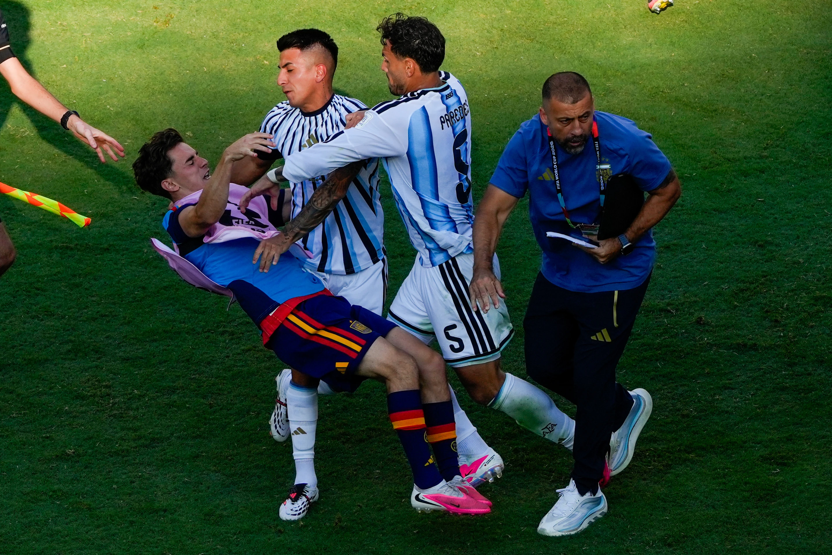 La FIFA abre procedimiento a Argentina por pelea y pancarta de las Malvinas en el Mundial