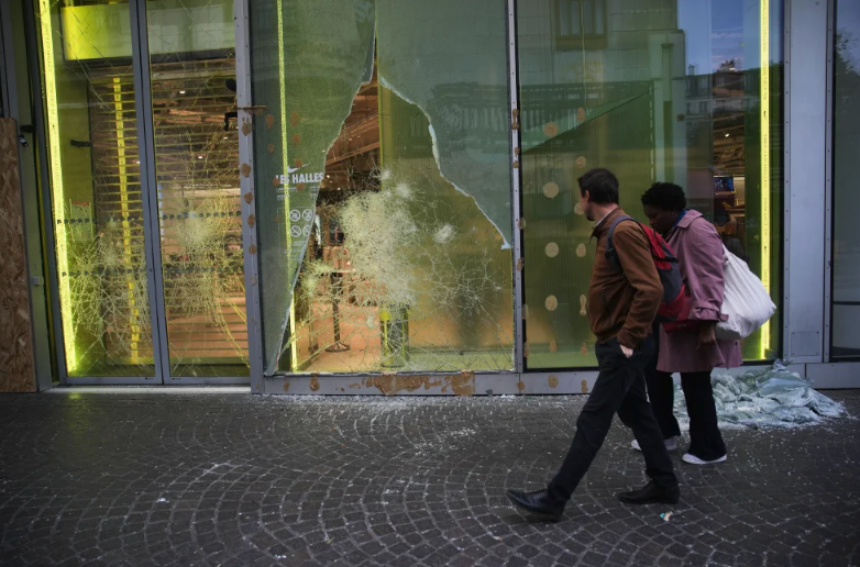 Regresa la calma en París tras toques de queda por disturbios