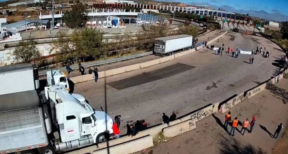 Transportistas y agricultores dan ''paso libre'' en caseta México- Toluca; reportan congestión vial