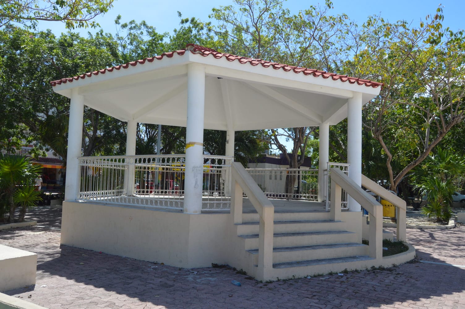 Avanza la recuperación de parques y domos en Playa del Carmen