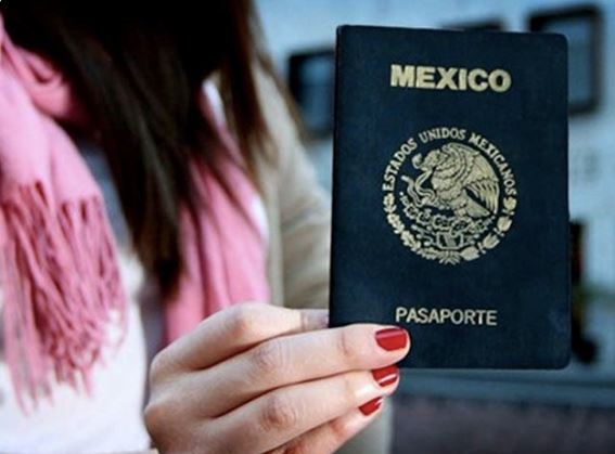 Entregan 27 pasaportes a guatemaltecos avecindados en Campeche